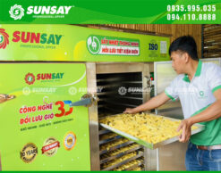 Măng sau khi sấy sẽ được xếp lên khay sấy khô