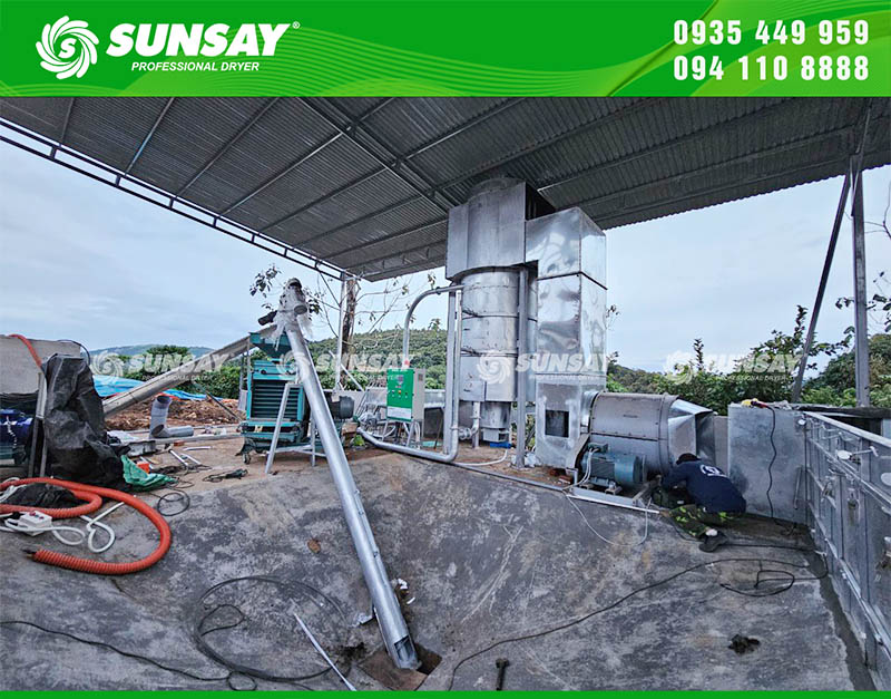 Nhiệt từ lò đốt được truyền gián tiếp vào buồng sấy, đảm bảo quá trình làm khô diễn ra đều, liên tục và giữ nguyên chất lượng hạt cà phê
