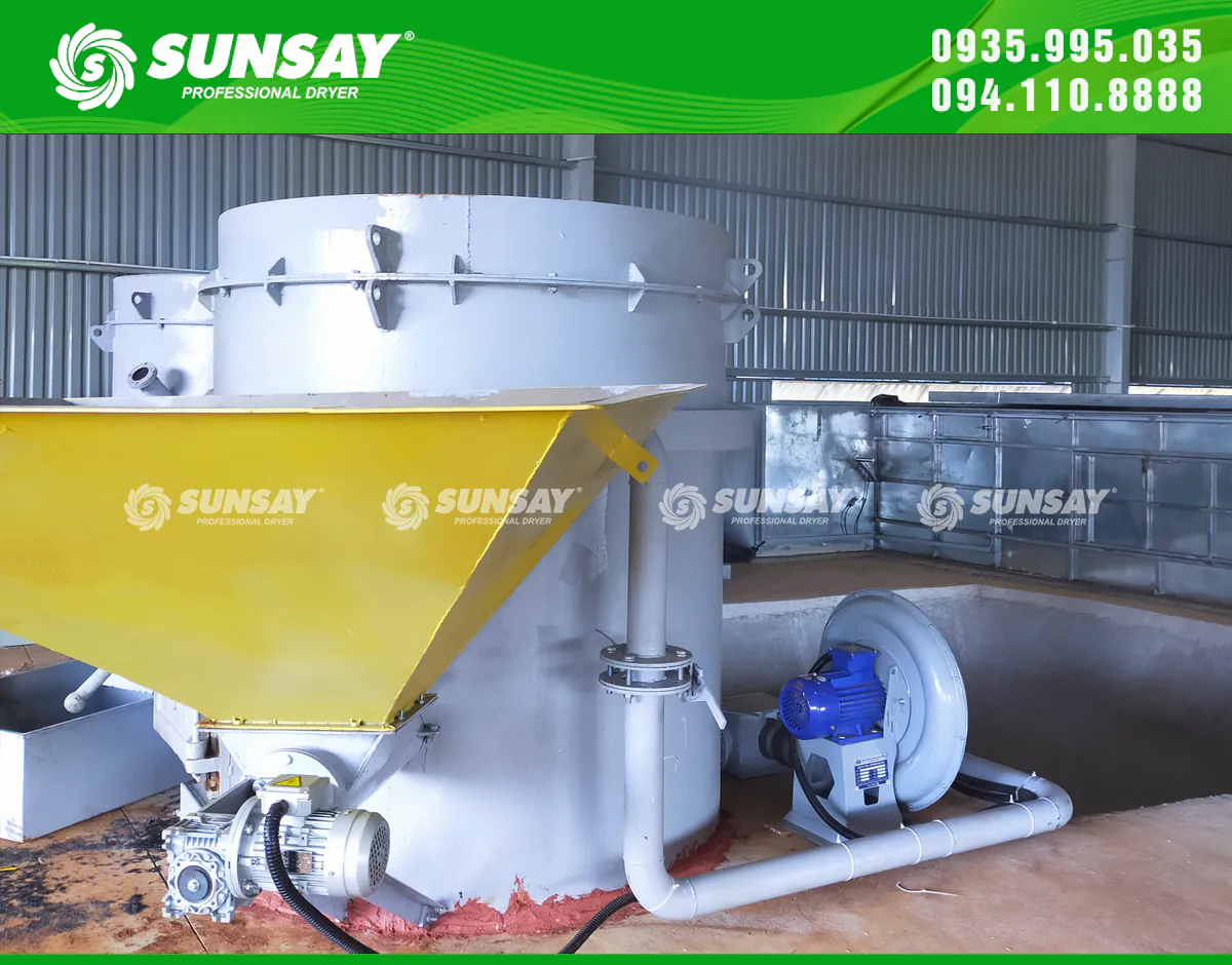 Cận cảnh phễu cấp nhiên liệu và cụm lò trấu
